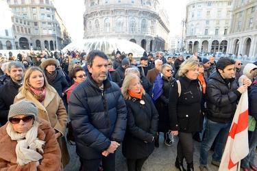Genova, piazza De Ferrari - manifestazione a favore delle opere 