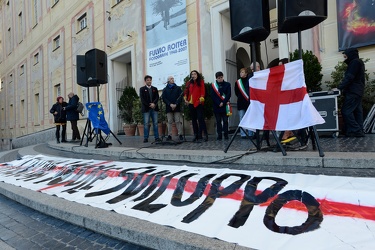 Genova, piazza De Ferrari - manifestazione a favore delle opere 