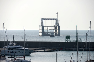 Genova, porto, fiera - ingresso mega chiatta sollevamento
