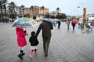 Genova, centro - maltempo, pioggia, persone sotto l‚Äôombrello
