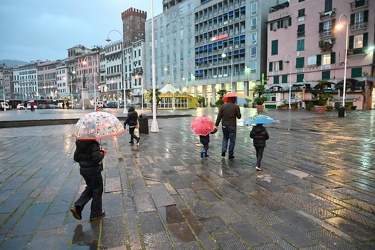 Genova, centro - maltempo, pioggia, persone sotto l‚Äôombrello