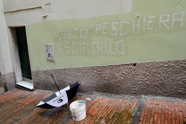 Genova, salita Santa Brigida - scritte contro Guido Rossa e un g