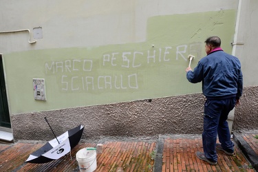 Genova, salita Santa Brigida - scritte contro Guido Rossa e un g