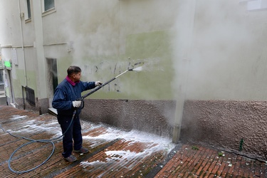 Genova, salita Santa Brigida - scritte contro Guido Rossa e un g