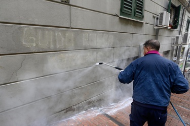 Genova, salita Santa Brigida - scritte contro Guido Rossa e un g