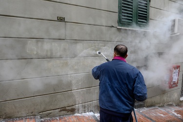 Genova, salita Santa Brigida - scritte contro Guido Rossa e un g