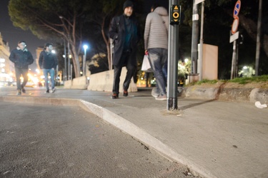 Genova, via Cadorna - palo semaforo a lato passerella per carroz