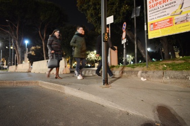 Genova, via Cadorna - palo semaforo a lato passerella per carroz