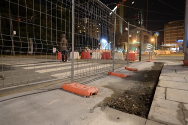 Genova, via Cadorna - palo semaforo a lato passerella per carroz
