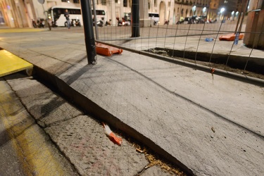 Genova, via Cadorna - palo semaforo a lato passerella per carroz
