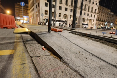 Genova, via Cadorna - palo semaforo a lato passerella per carroz
