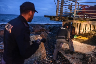 sopralluogo polizia spiaggia Voltri 08052019-3445