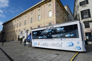 Genova, piazza De Ferrari - iniziativa della polizia postale riv