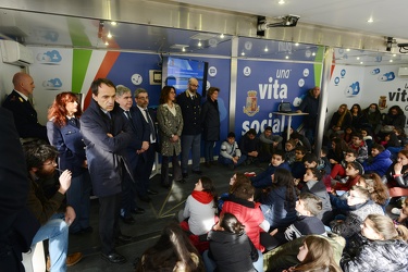 Genova, piazza De Ferrari - iniziativa della polizia postale riv