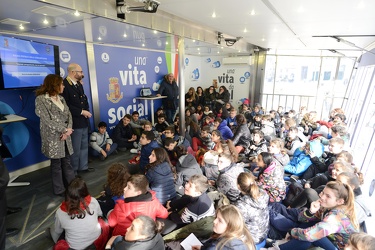 Genova, piazza De Ferrari - iniziativa della polizia postale riv