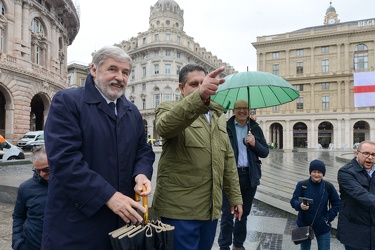 Genova, piazza De Ferrari - inaugurazione zampilli acqua fontana