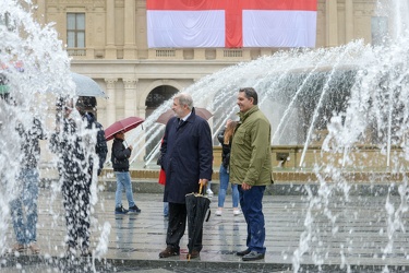 Genova, piazza De Ferrari - inaugurazione zampilli acqua fontana