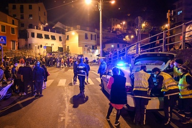 Genova, Quezzi, via Daneo - automobile travolge tre persone e sc