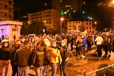 Genova, Quezzi, via Daneo - automobile travolge tre persone e sc