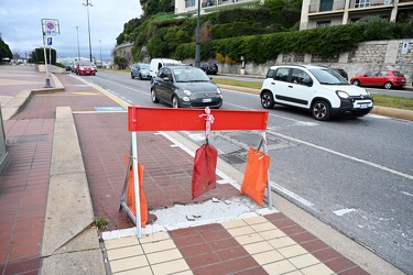 Genova - buche asfalto strade e marciapiedi