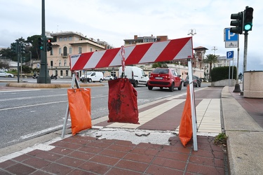 Genova - buche asfalto strade e marciapiedi