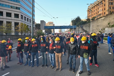 Genova, corteo lavoratori acelor mittal da Cornigliano al centro