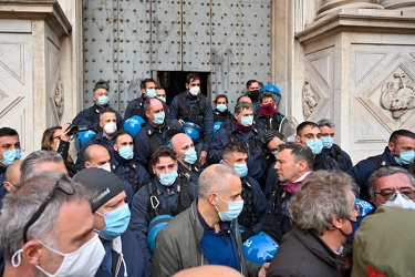 Genova, corteo lavoratori acelor mittal da Cornigliano al centro