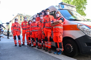 Genova, piazza Palermo - i ragazzi della pubblica assistenza cro