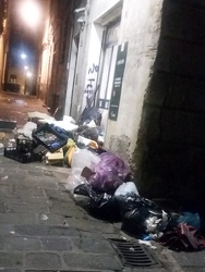 Genova, vico dei Fregoso - questione spazzatura ed ecopunto