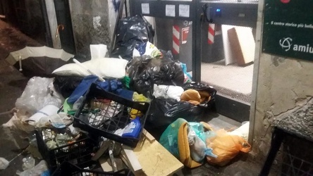 Genova, vico dei Fregoso - questione spazzatura ed ecopunto