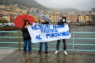 Genova, Nervi, porticciolo - flash mob contro intitolazione a un