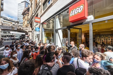 folla apertura negozio Lego 25072020-4294