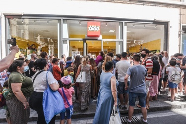 folla apertura negozio Lego 25072020-4304