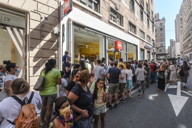 folla apertura negozio Lego 25072020-4325