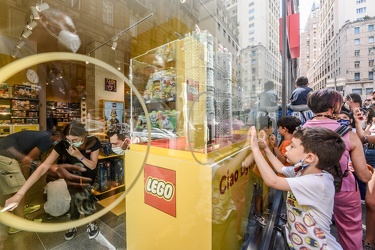 folla apertura negozio Lego 25072020-4438