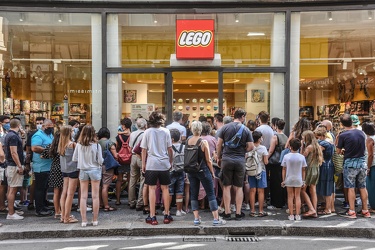 folla apertura negozio Lego 25072020-4456