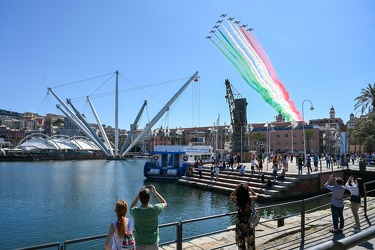 Genova, porto antico - il passaggio delle frecce tricolori per i