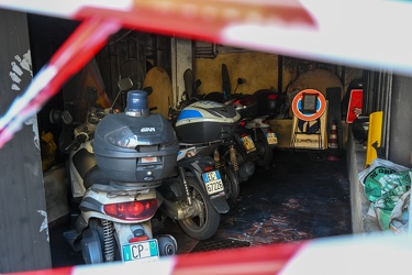 Genova, via marassi - incendio che ha coinvolto diversi scooter 