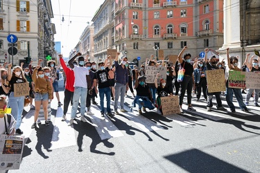 Genova, via XX Settembre - manifestazione contro il razzismo 