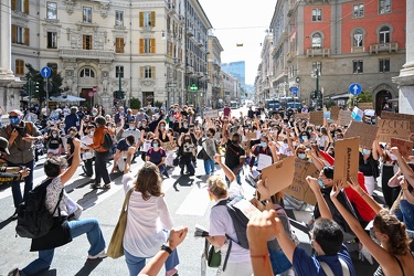 Genova, via XX Settembre - manifestazione contro il razzismo 