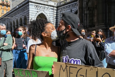 Genova, via XX Settembre - manifestazione contro il razzismo 