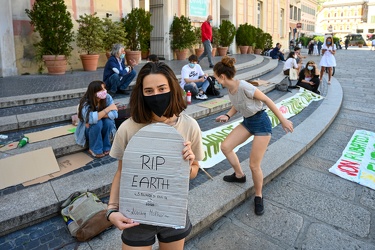 Genova, piazza De Ferrari, manifestazione clima post lockdown