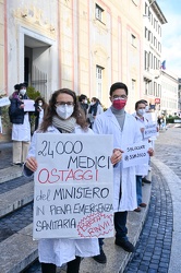 Genova, piazza De Ferrari - protesta dei medici specializzandi