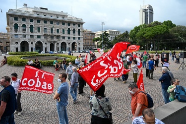 Genova, piazza della Vittoria - manifestazione sotto la sede INP