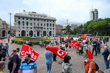 Genova, piazza della Vittoria - manifestazione sotto la sede INP