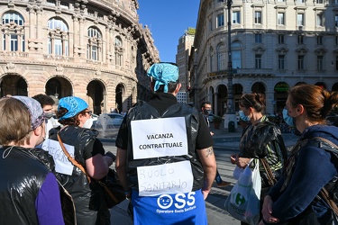 Genova, piazza De Ferrari - manifestazione degli OSS