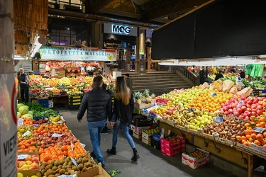 Genova, mercato orientale a fine giornata