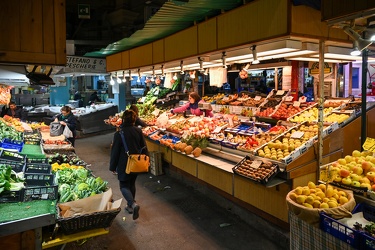Genova, mercato orientale a fine giornata