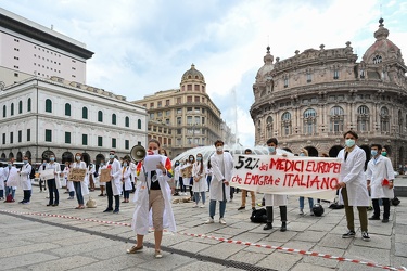 Genova, piazza De Ferrari - protesta camici grigi 