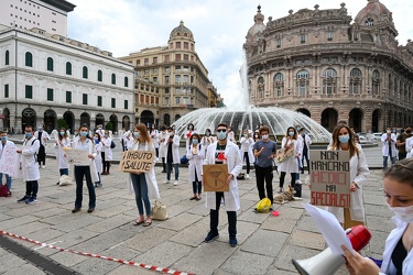 Genova, piazza De Ferrari - protesta camici grigi 